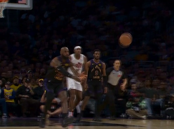 爱游戏平台-攻防发力！湖人抢断哈登 詹姆斯端球长传助拉拉维亚反击暴扣